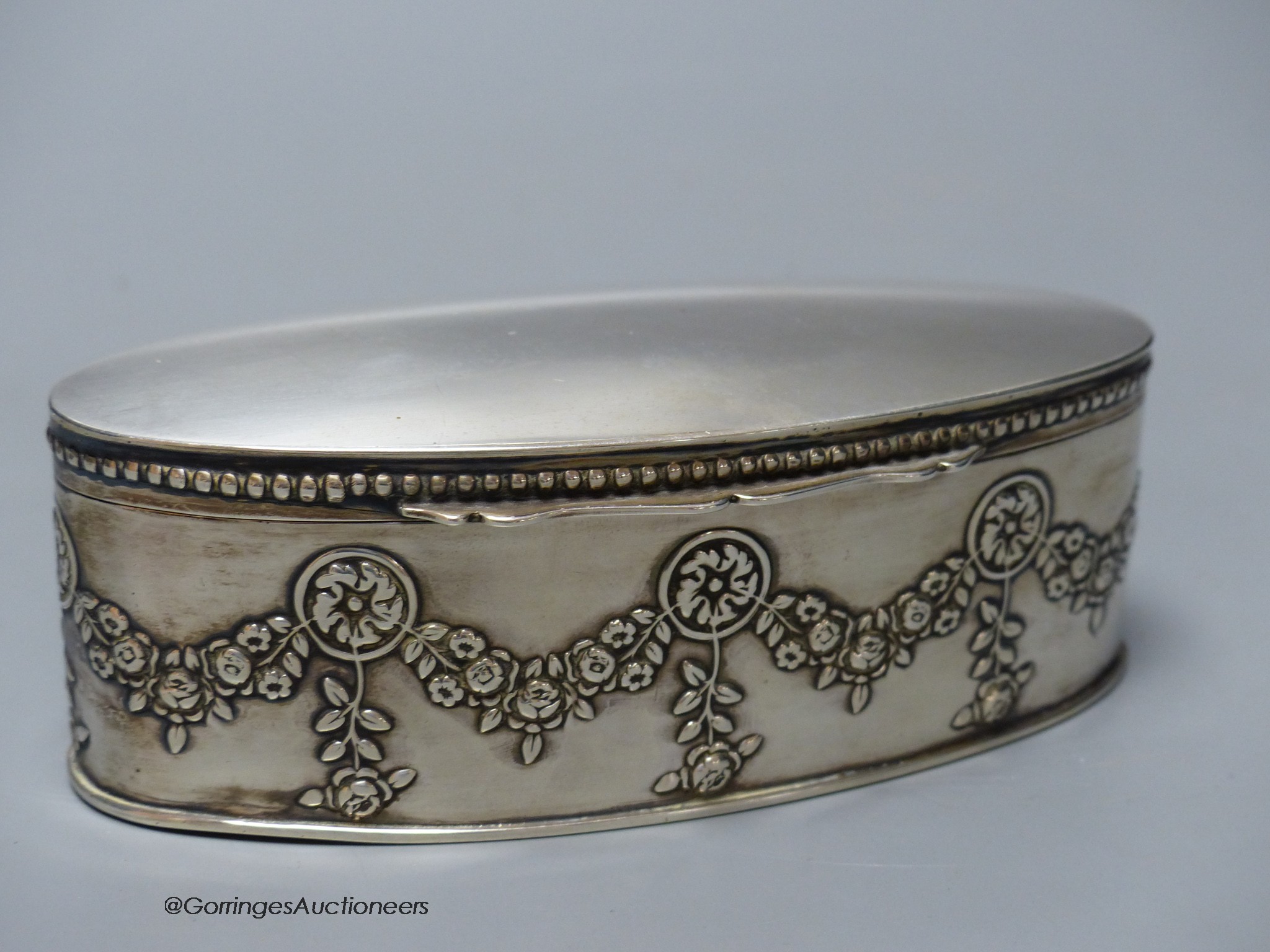 An Edwardian silver oval trinket box, William Hutton & Sons, Birmingham, 1907, 13.7cm, 5oz.